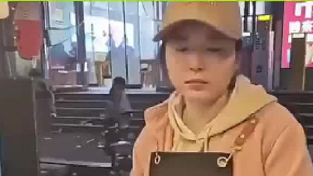男子买麻辣烫取消支付90多万老板脫下围裙想把摊子卖出去