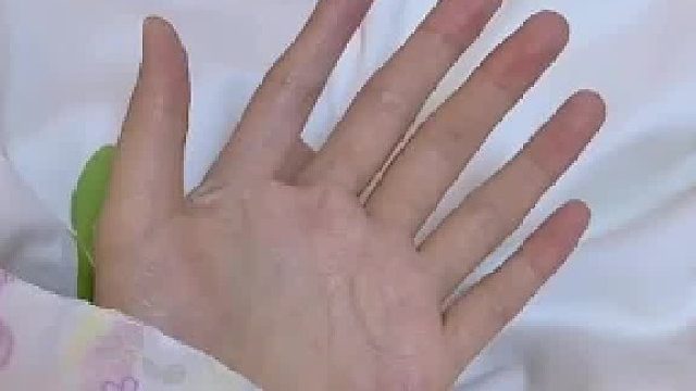 女生做手指操 以为平平无奇，伸到“6”的时候 小脑直接过载了，网友：做美甲的时候要多加钱吗？