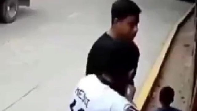 男子骑摩托被狗绊倒，撞上路边大车，起身没走两步又倒下。