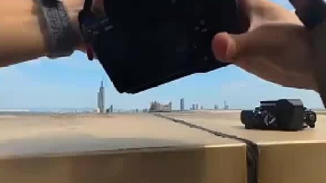 夏日旅行拍摄美景时，相机镜头盖不慎掉落