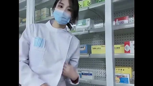 24岁，是反差的美女