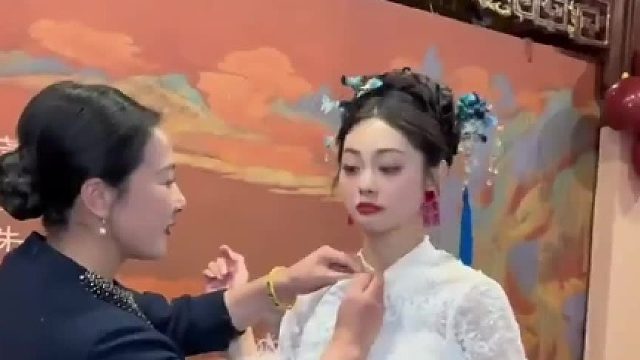 吉时已到，妹子整理衣服时，发现丢脸丢大了