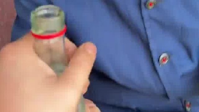 没办法医生不让他喝酒，只能这样让爷爷解馋了