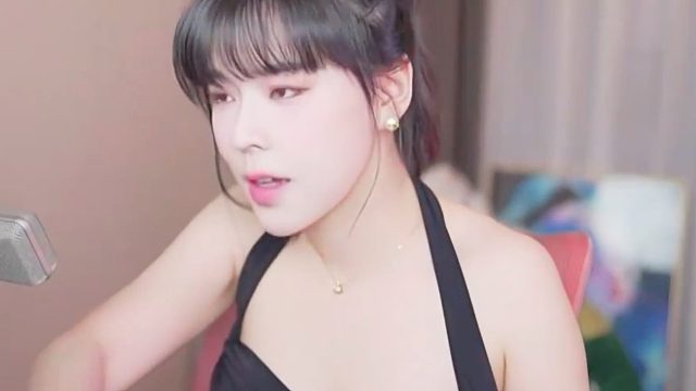 当沫子把脸遮起来，没想到也是个极品