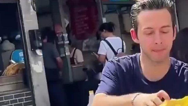 外国小伙旅游时遇高温天气，竟闪购冰杯自制“冰镇胡辣汤”