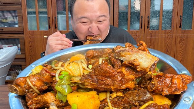 简单的食材，铸就了不凡的美味，铁锅炖带来的快乐让我着迷。