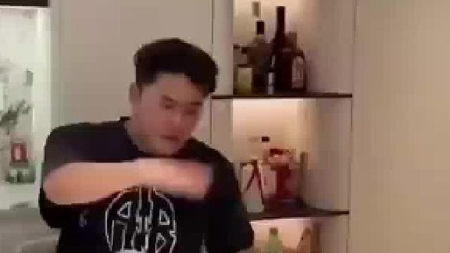153的老婆给185的老公找啤酒 老婆一直说找不到