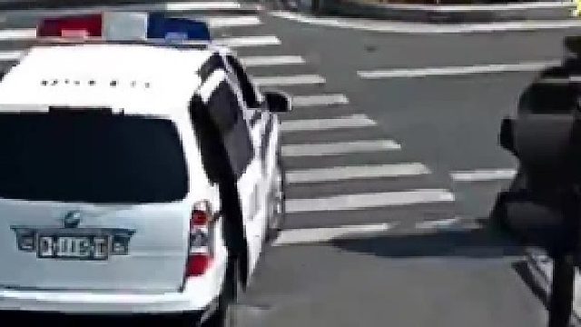 警察抓捕嫌疑犯，上演现实版狂飙