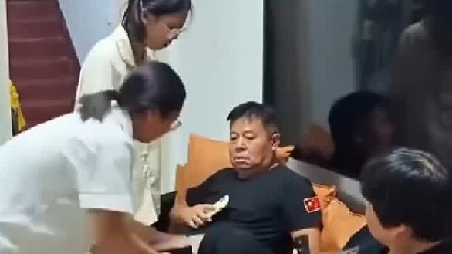 妈妈把腿放到爸爸腿上遭拒绝，女儿看后直接使出杀手锏，这家庭地位一目了然
