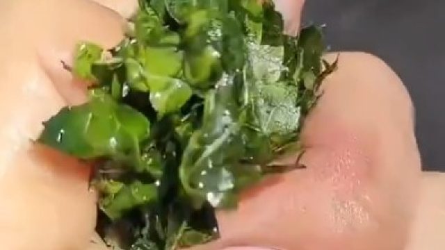 女子吃桑葚手染色，只需两步就变干净了
