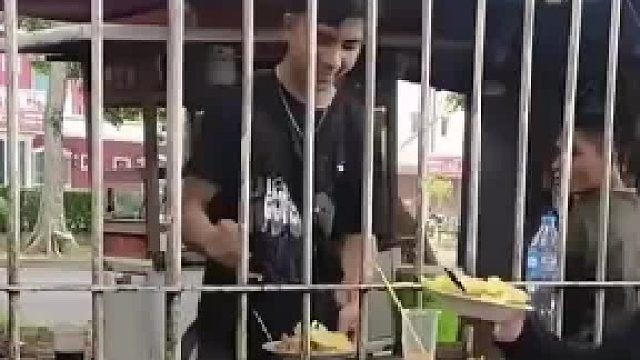 神操作，把大碗送进栏杆，网友：我就眨个眼，发生什么事了
