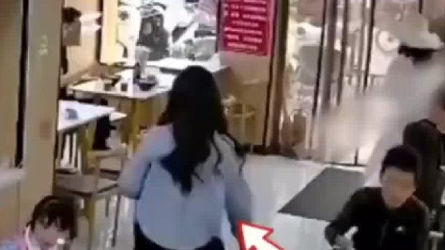 在店内刚准备坐下，凳子就被隔壁大姐抽走摔倒在地，女子直接摔懵了