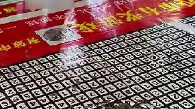 街头有一项扔硬币挑战，硬币不能接触边缘既中奖