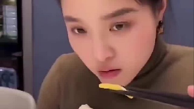 这俩是亲姐妹吧太像了