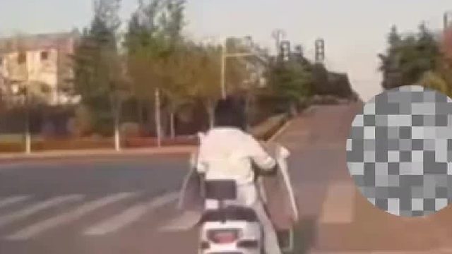 骑电动车女子神反应