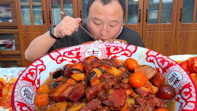 一口入魂，这碗卤肉饭的真的太香啦，大口干饭，根本停不下来