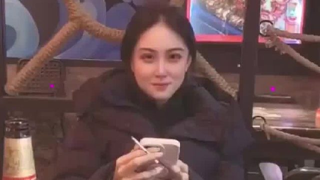 四年前俩女子都没结婚，四年后同样的地方俩女子都离婚了，真是世事无常啊