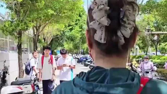 外国人在中国街头采访学生，不料刚开口就被“将军”！