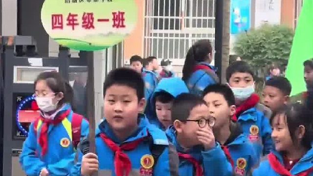 我弟非让我全妆接他放学
