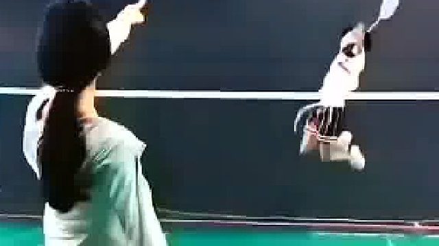 羽毛球场上情侣对决，甜蜜互动瞬间升级，扣杀精彩绝伦