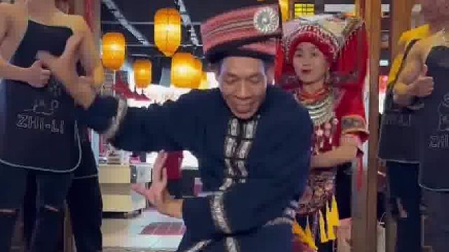 驼背大爷登台表演，客人反倒更爱看他，驼背才是灵魂所在