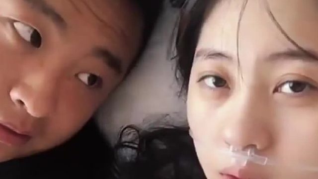 老婆医院待产吸氧，老公好奇尝试，吸上后眼神变清澈