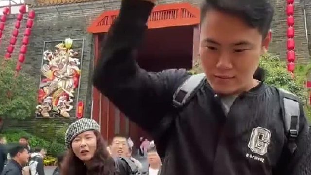 清明上河园打卡，第三锤惊呆游客，网友：钉子都瑟瑟发抖