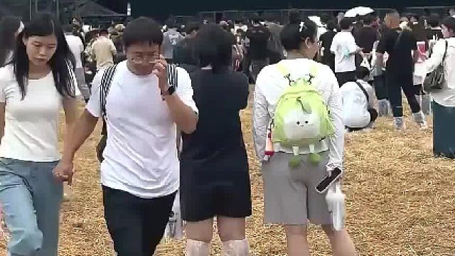 小伙去蚌埠参加音乐节，脚上穿的洞洞鞋，让他彻底“蚌埠”住了