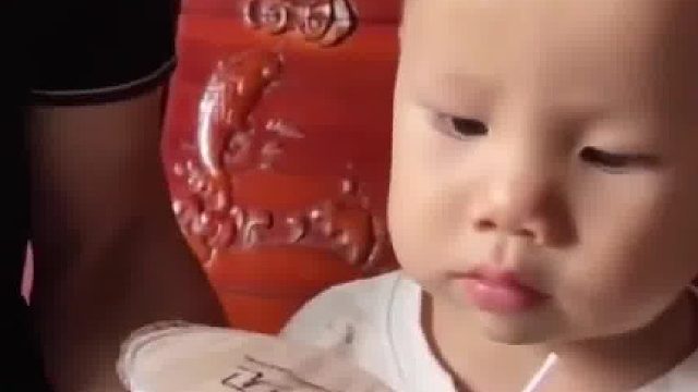 爸爸哄儿子吃药，假装是在喝奶茶，儿子一眼识破爸爸拿上喝
