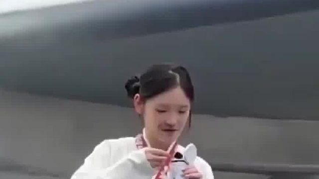 女生展示非遗传承，临时吃了一口椰子粉坏事了，这就是贪吃贪玩的后果！