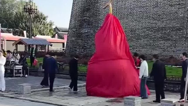主持人被突然掉落的帘子吓到语速飞快场面一度尴尬