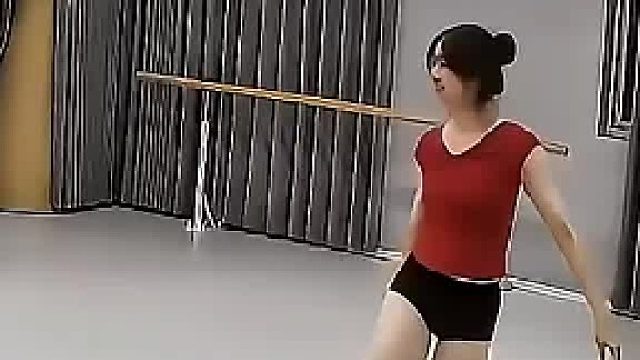 女生练习侧空翻忘记用手撑，意外解锁“空手翻”网友：功到自然成，是苦练的结果