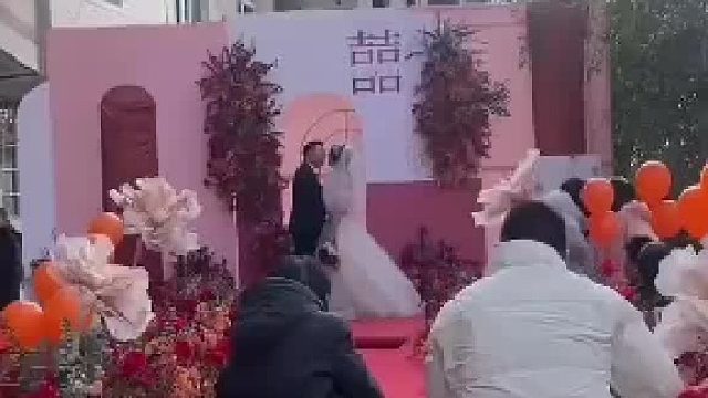 喜气洋洋的新婚现场，甜蜜时刻定格！