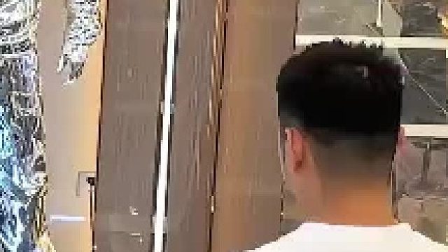 想追求女生献上鲜花，下一秒手滑直接打翻她的奶茶