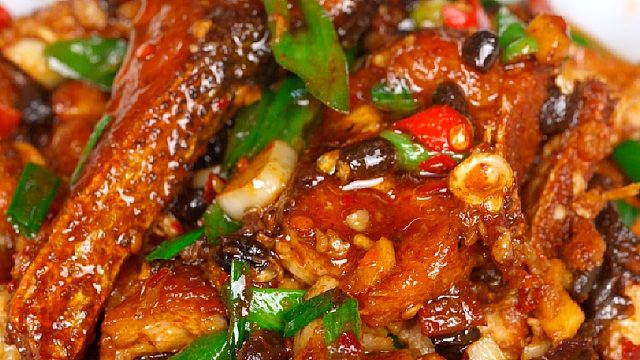 下次吃鱼就像我这样做个青椒豆豉烧鱼块，香辣有味