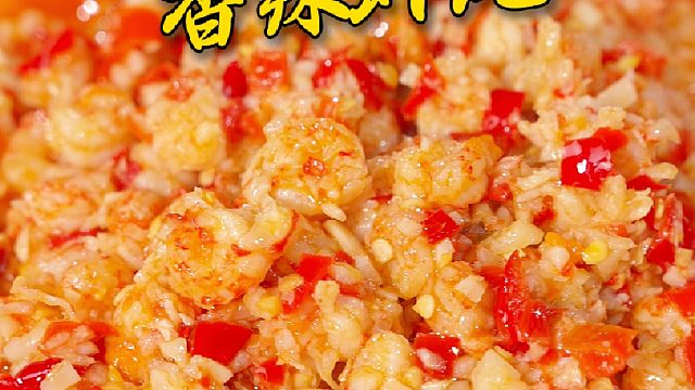 把虾尾用开水煮一下，给你看看小龙虾原本的样子。