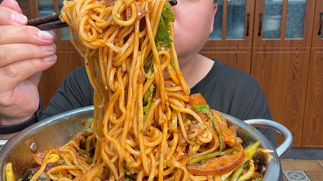 天热了，简单来碗凉面，大口吸面的感觉，超过瘾！