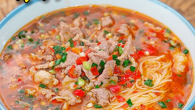 湖南的剁辣椒不仅可以炒菜，跟我做个剁椒瘦肉粉鲜辣鲜辣的特别的好吃