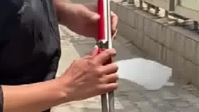 盲道上凸出一根钢丝绳，男子经过将其简单处理.！