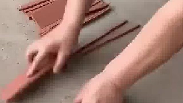 男子拿起工厂生产的劈开砖，4片连接在一起往地上一磕就散开