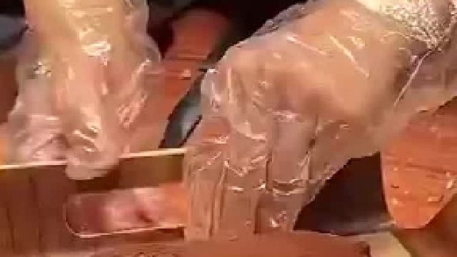 顾客要求把面包切四块，店员在此之前就下刀