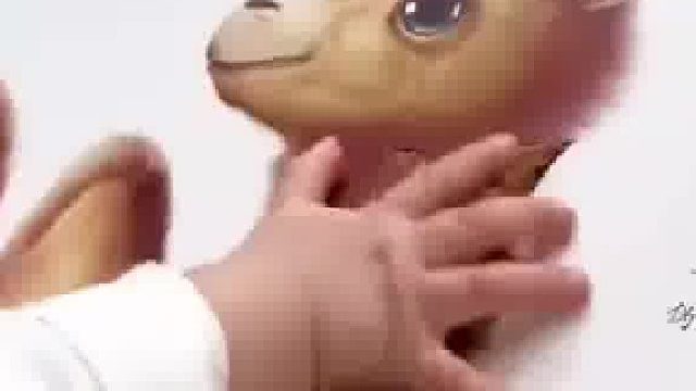 宝宝喜欢玩触摸书，双手揪着“骆驼毛”不放，设计师：防的就是你小子  ​