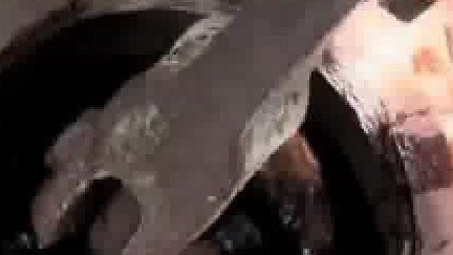 老人早上刚倒满的洗衣液，结果被重孙子倒进压水井里了，拍摄者：这可怎么办啊