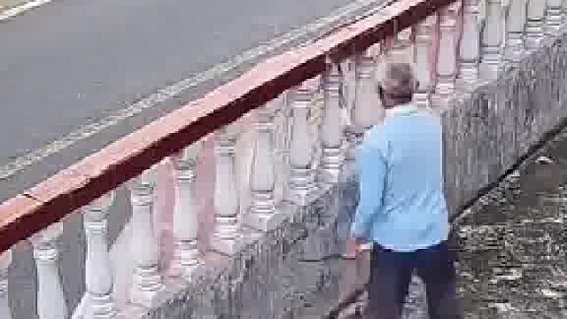 男子花费几千块钱定制的广告牌被老人拆掉！！！！  ​