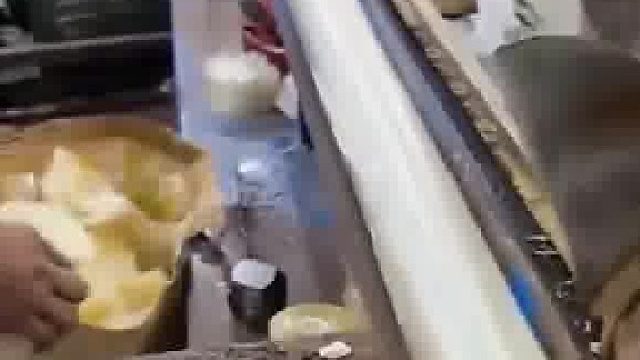 工业流水线忙碌的景象，机器轰鸣不停歇  ​