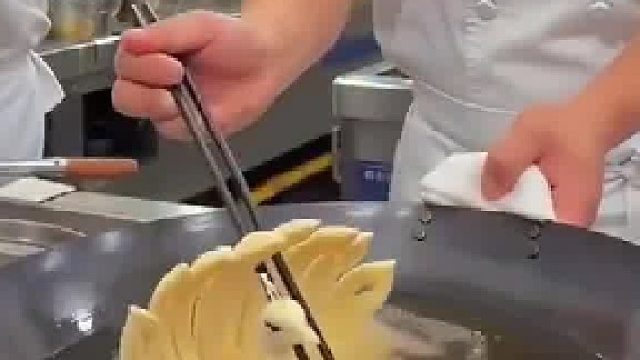 厨师的手艺厉害，现场制作孔雀开屏，下一幕根本无可挑剔