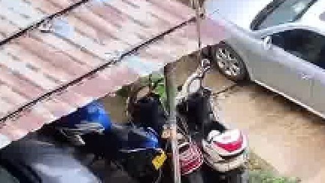 当大风天气的瞬间，车：你情绪稳定点，注意点脚下哈