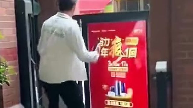 小区门禁被男子当成过人道具，一番操作后，结果令人大跌眼镜
