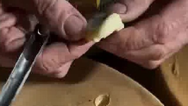 师傅试吃奶酪，合格的奶酪就可以打上印章？