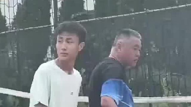 当教练说排球发球不要往后看，小伙没有听，担心似乎有道理 ​